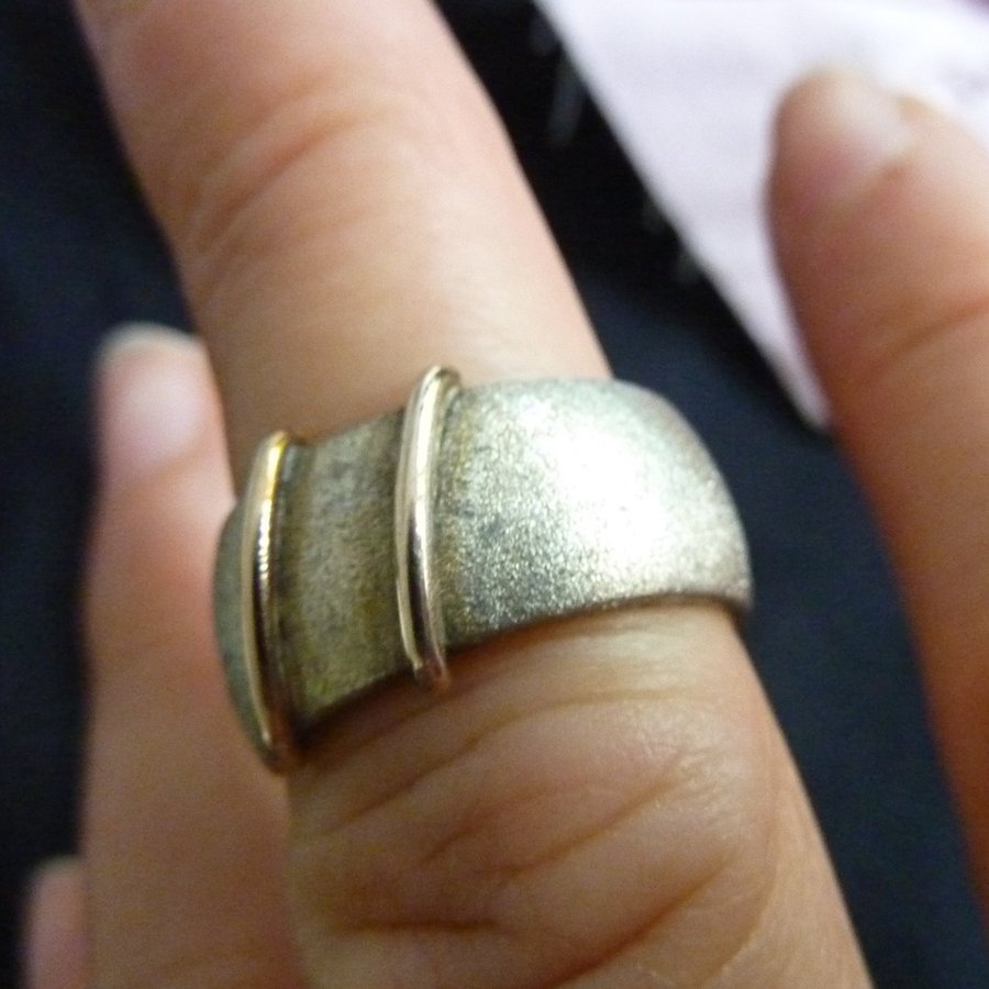 Stilren silver ring guld detalj design stämpl VJ 925 st 17,5-18 vikt 9 gr fin sk