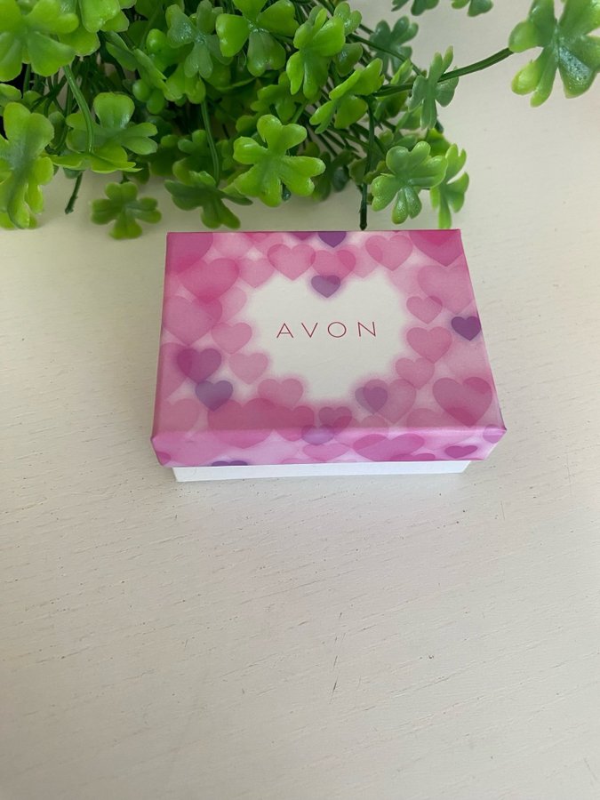 Nytt vackert berlock-halsband från Avon