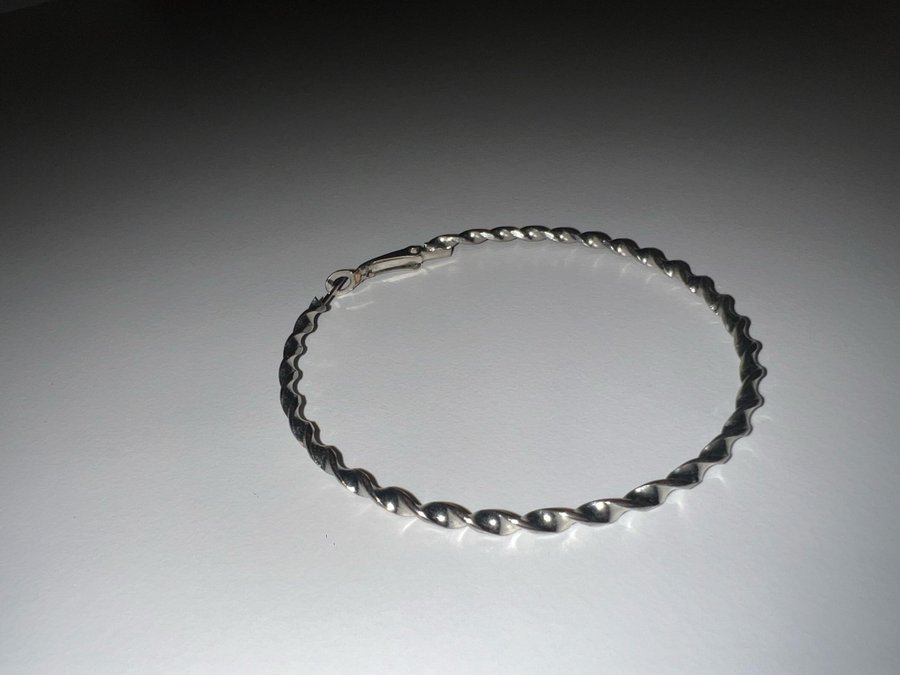 En silver hoop/ring