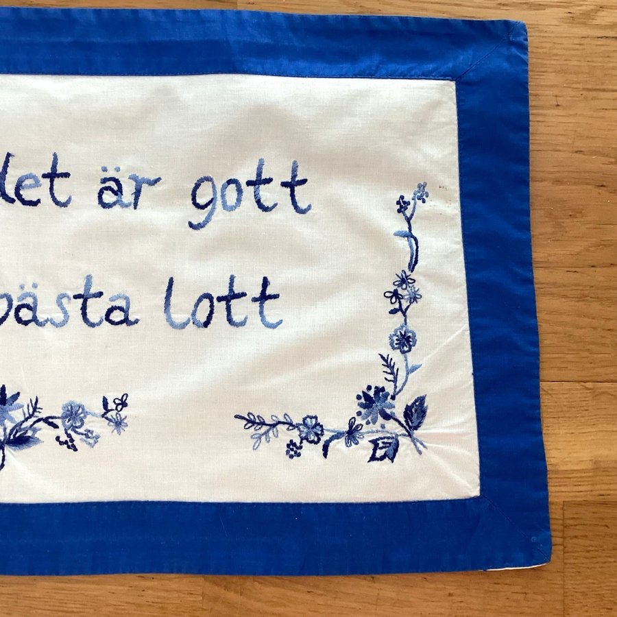 Retro Handbroderad Väggbonad med Ordstäv Bandkantad i Blått 61 X 31 cm Vintage