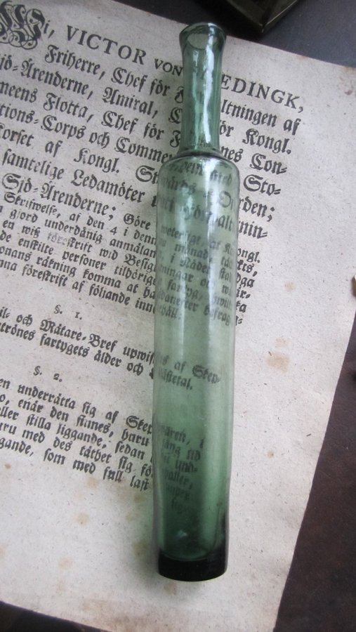 Ovanligt rör för medicin eller parfym . 1800 -tal. glas flaska