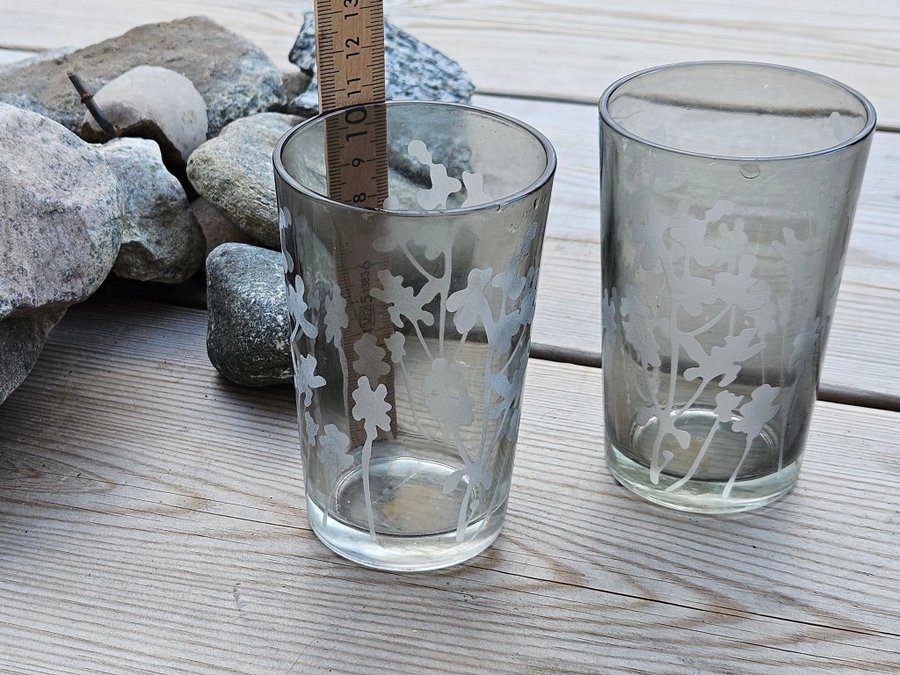 Glaslykta, ljuslykta, ljushållare för värmeljus rökfärgat glas med blommor