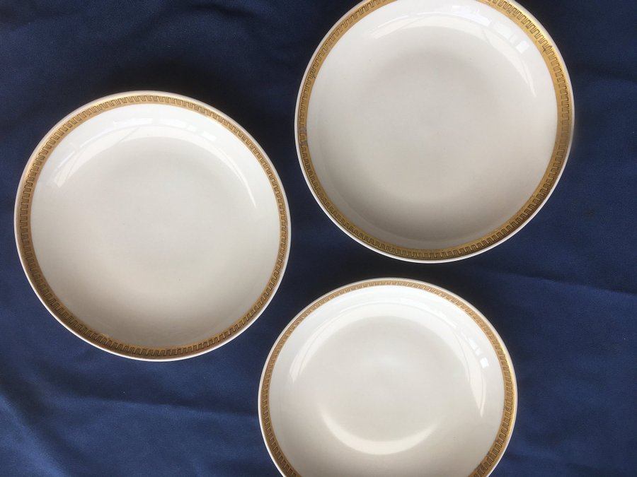 Royal Copenhagen porslin och 3 djupa tallrikar från Köbenhavns porcelains maleri