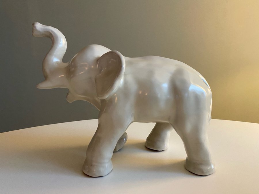 Vit elefant av Vicke Lindstrand Upsala Ekeby i mycket fint skick! Ca 22 cm hög.