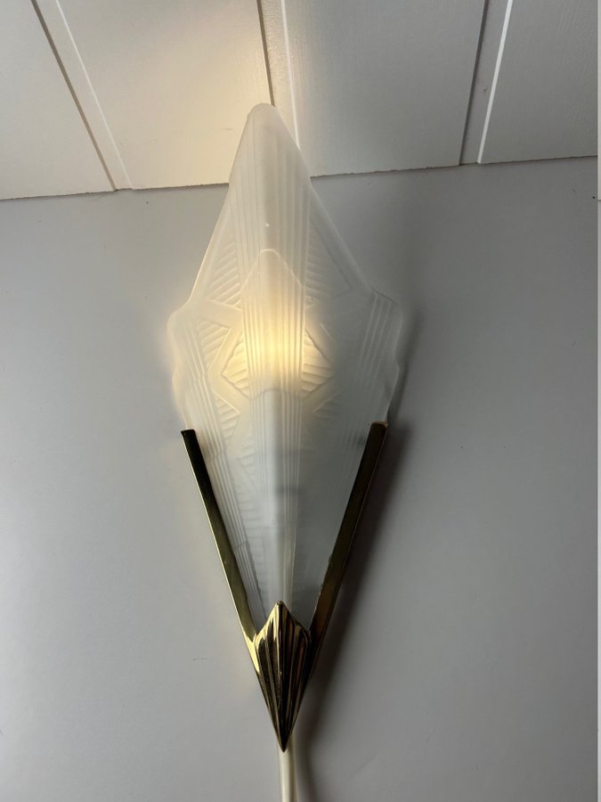 Art Deco vägglampa IKEA Typ V9120. Mässing och glas. 1990-tal