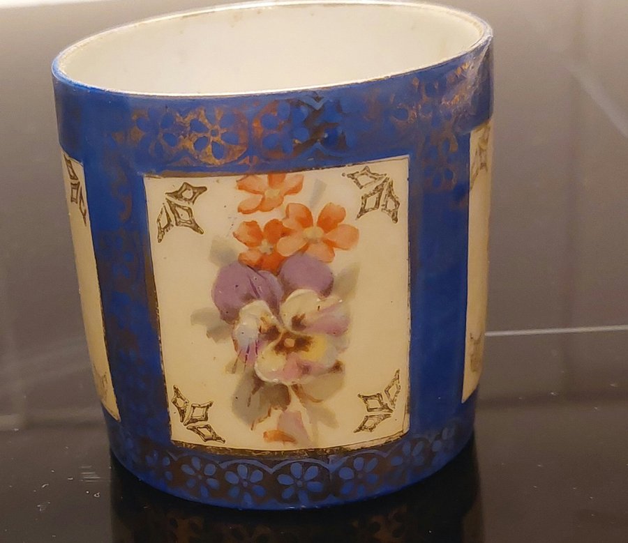 Kopp med blommor från Limoges Frankrike 5,5cm hög.