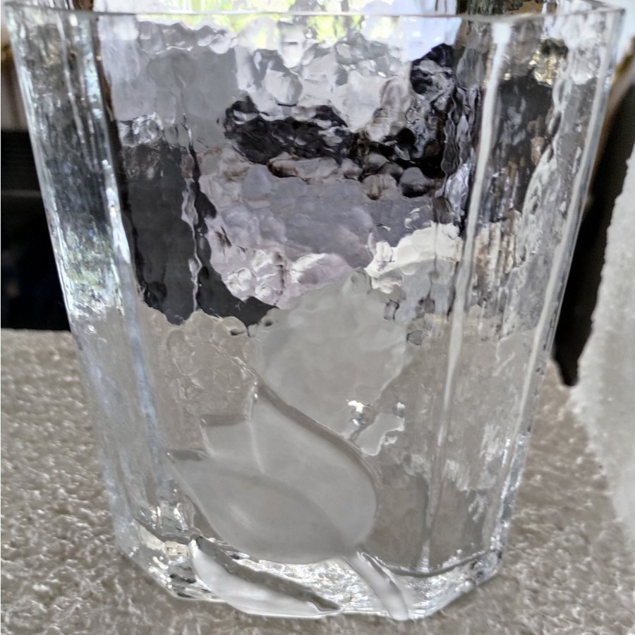 Glasvas från Sea Glasbruk, mönster av tulpan i frostat glas.