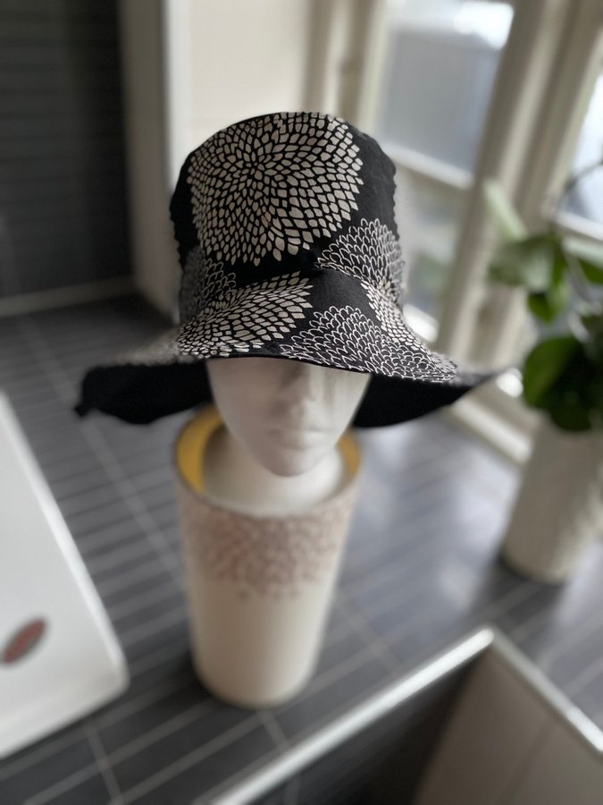 Elegant hatt - 2 hattar i en - vändbar - st 58-59 - unik solhatt - ny oanvänd