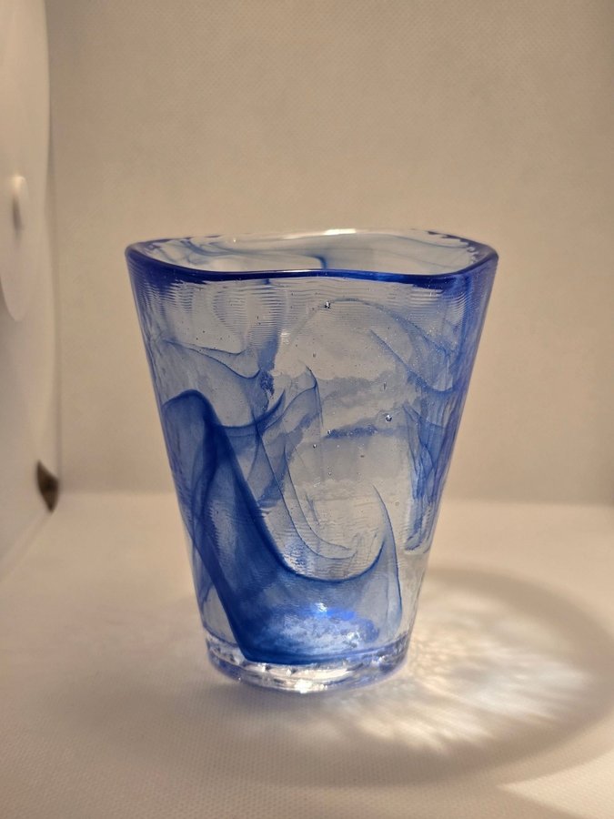 Ulrica Hydman-Vallien Mine/tumbler glas signerad Kosta Boda