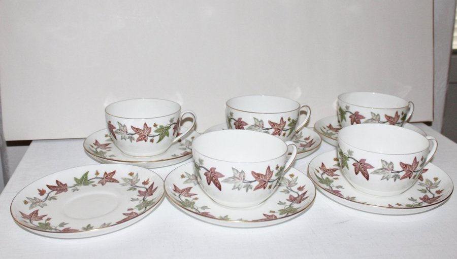 Wedgwood - "Ivy House" - 5 tekoppar med fat - Benporslin - England