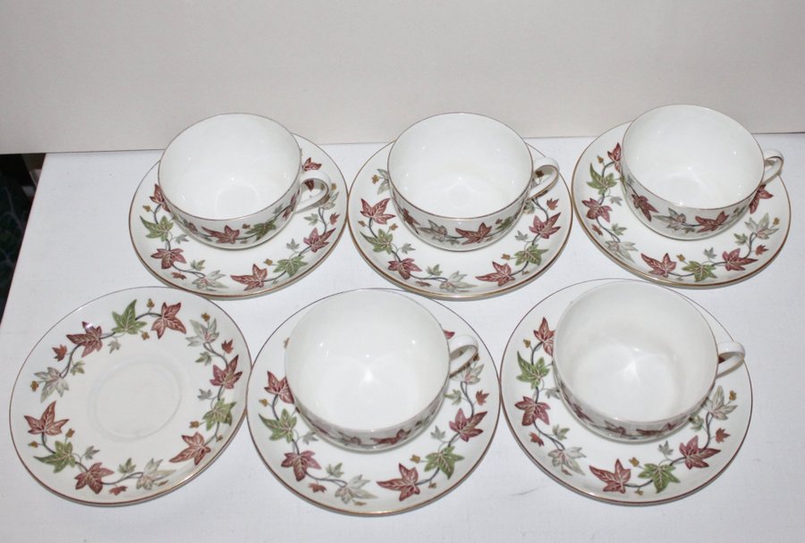 Wedgwood - "Ivy House" - 5 tekoppar med fat - Benporslin - England