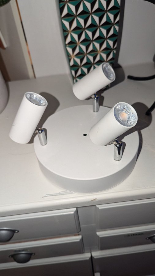 Taklampa med 3 spotlights