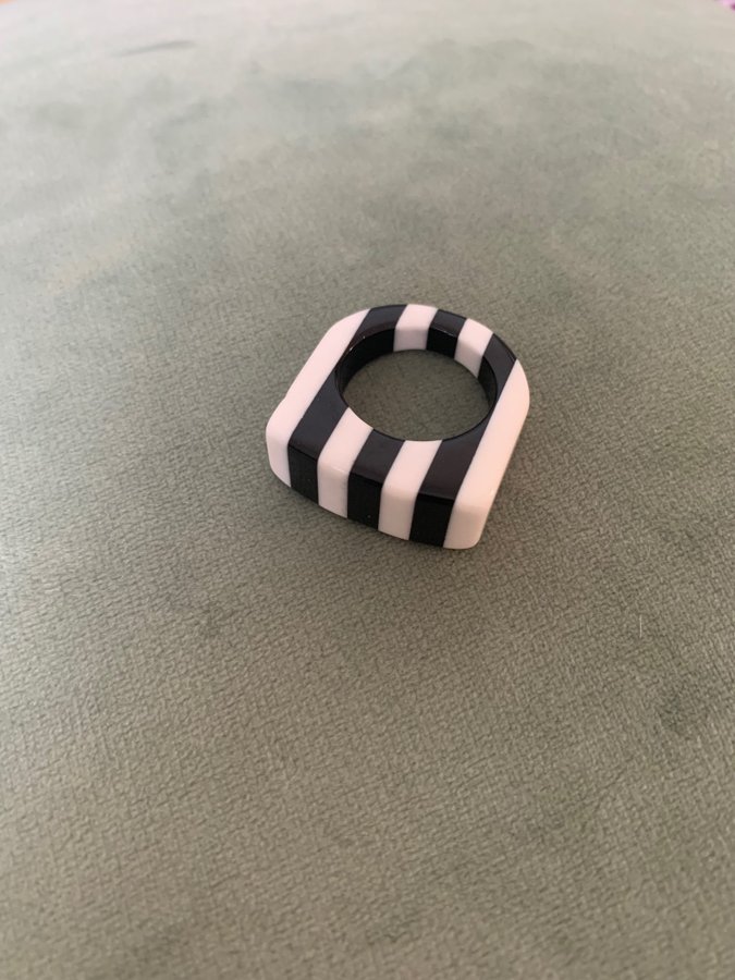 Vintage ring 80-tal randig svart vit plast 90-tal statement kitsch bijouterier