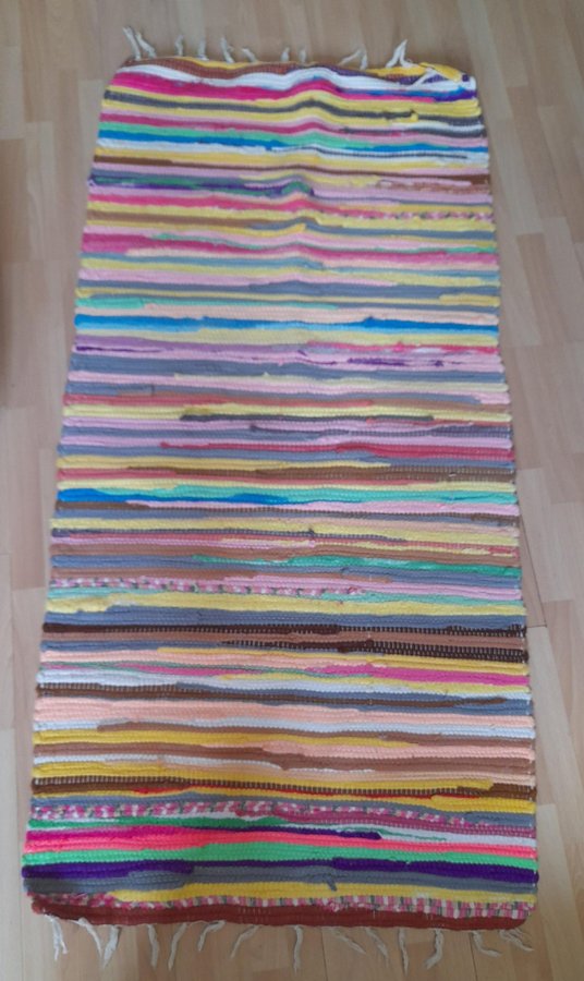 Härlig Flerfärgs matta. 70x146cm.