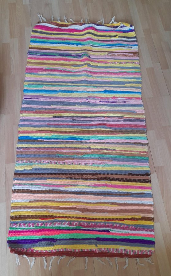 Härlig Flerfärgs matta. 70x146cm.