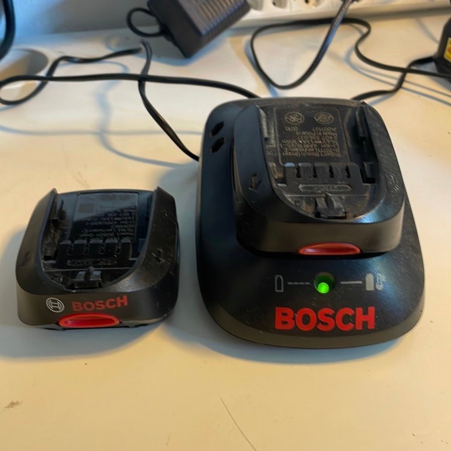 BOSCH laddare med 2 st batteri