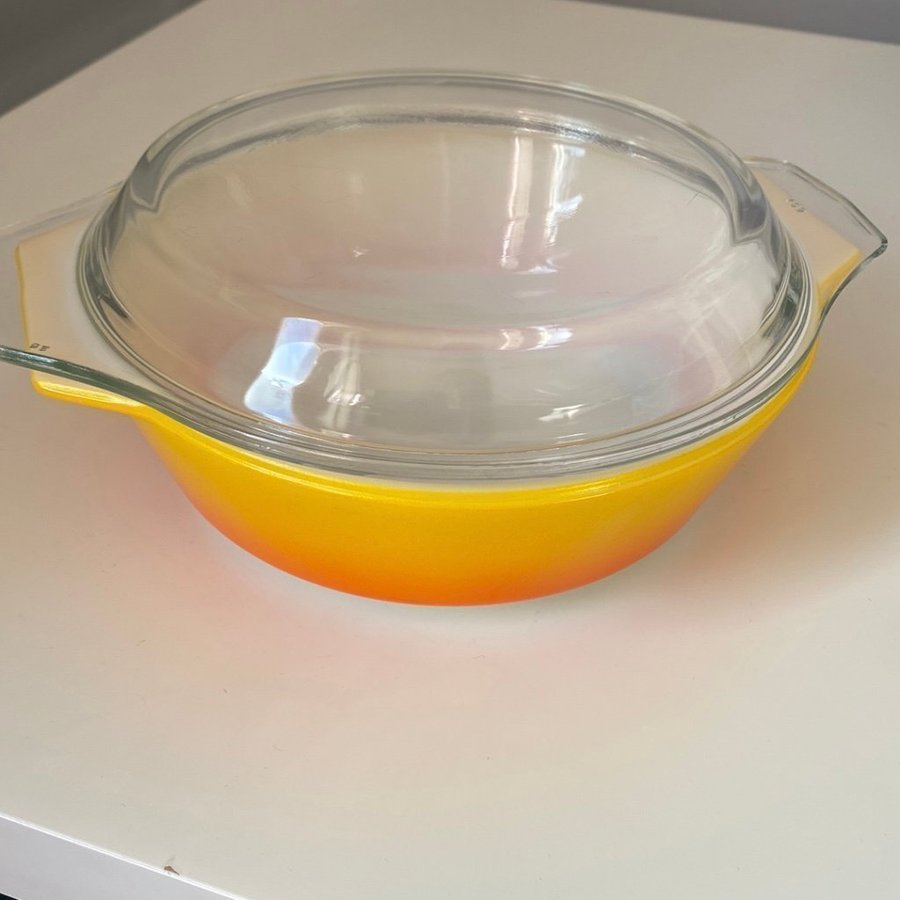 Jaj pyrex skål med lock i mycket fint skick