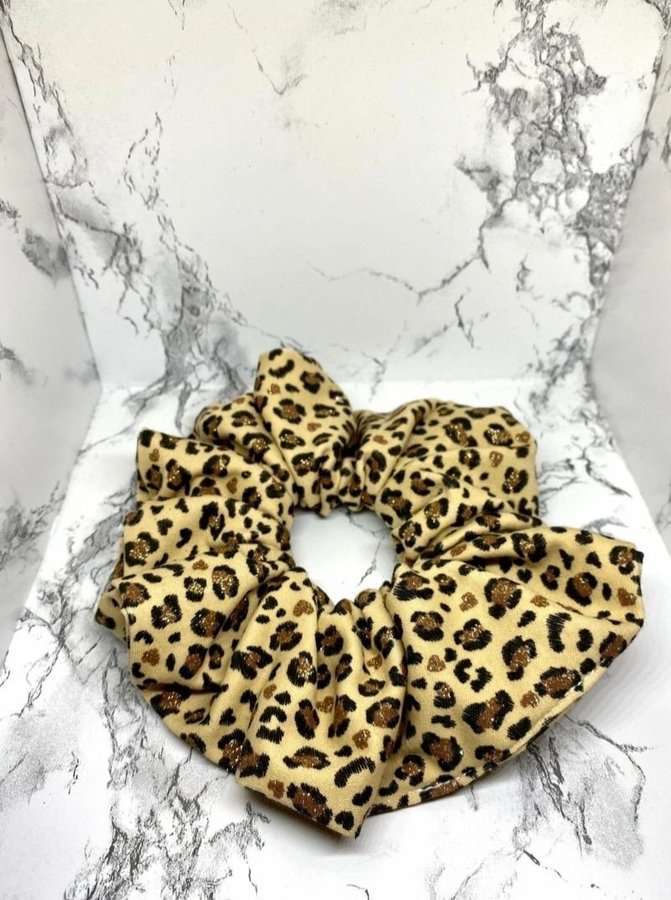 Leopardmönstrad glittrig överdimensionerad XXL scrunchie Enchanted Scrunch NY