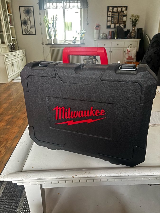 Milwaukee M12-18C Multiverktyg