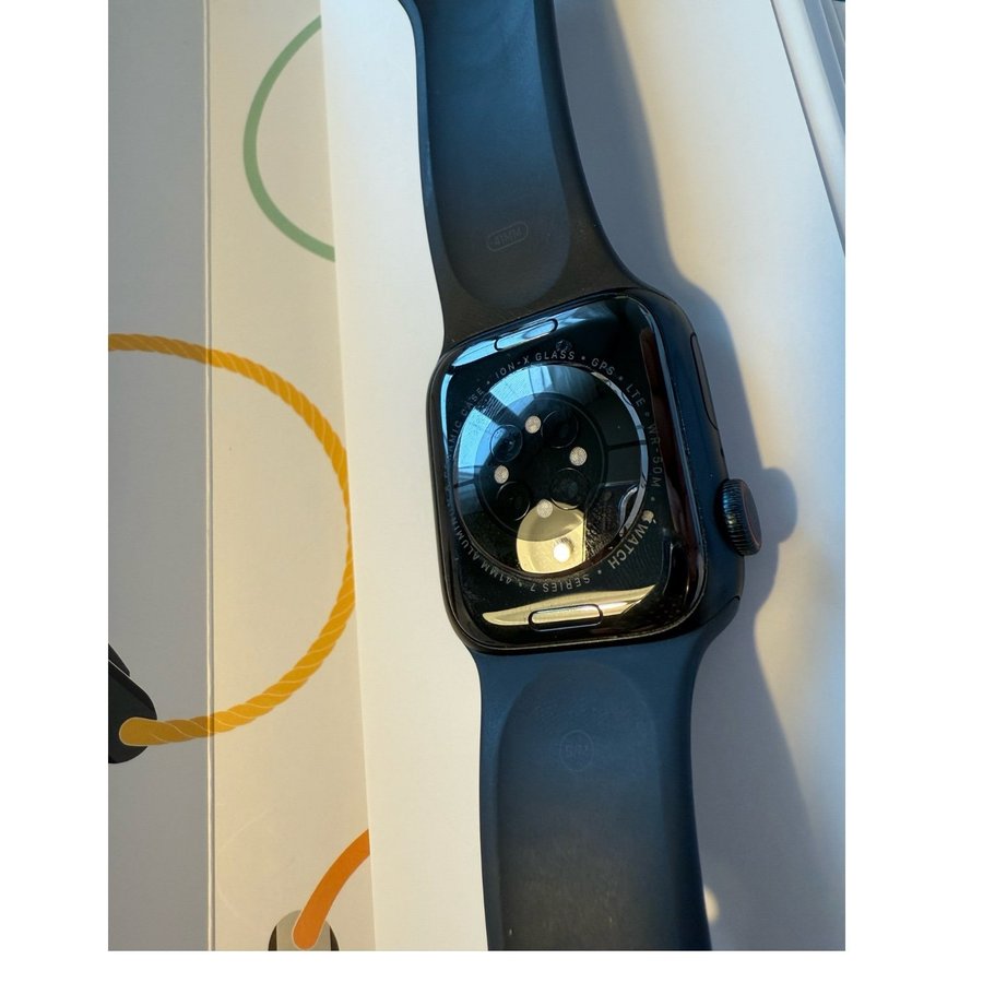 Säljer en Apple Watch Series 7 GPS 41mm i svart färg