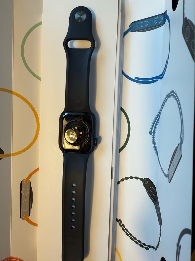 Säljer en Apple Watch Series 7 GPS 41mm i svart färg