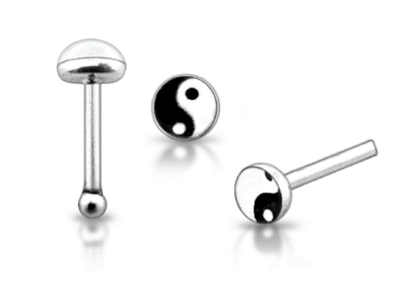 1 st. Näspiercing i silver med med emaljerad Yin Yang tecken (k)