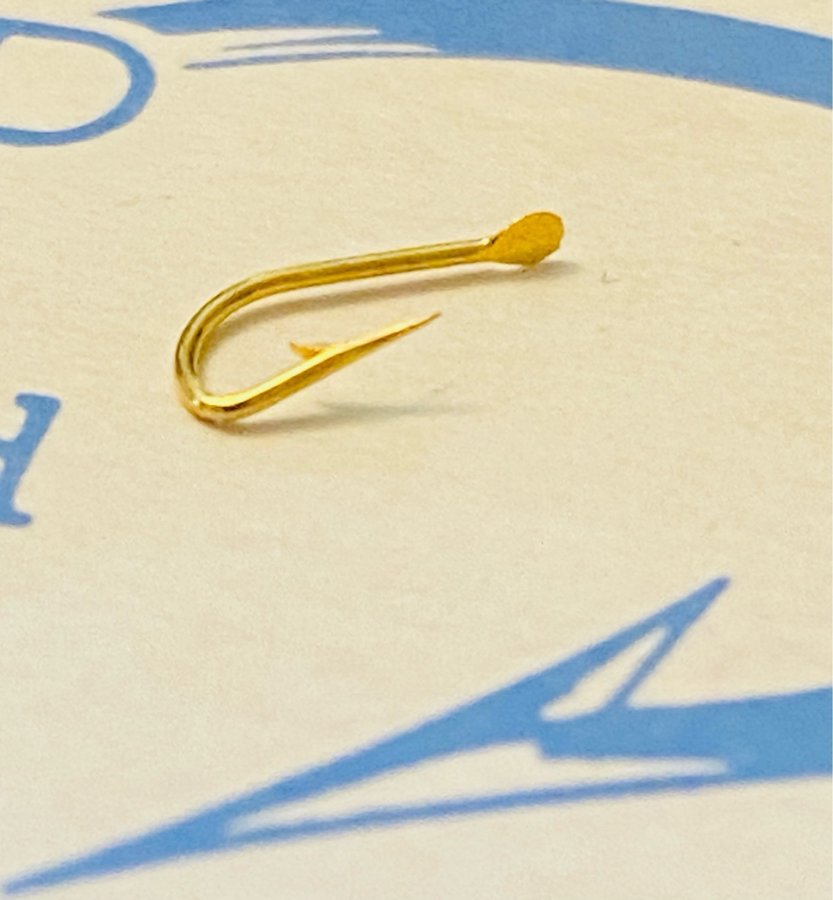 MUSTAD nr11. Qual 206 C. Guldplaterade små fiskekrokar 100st i sin original ask!