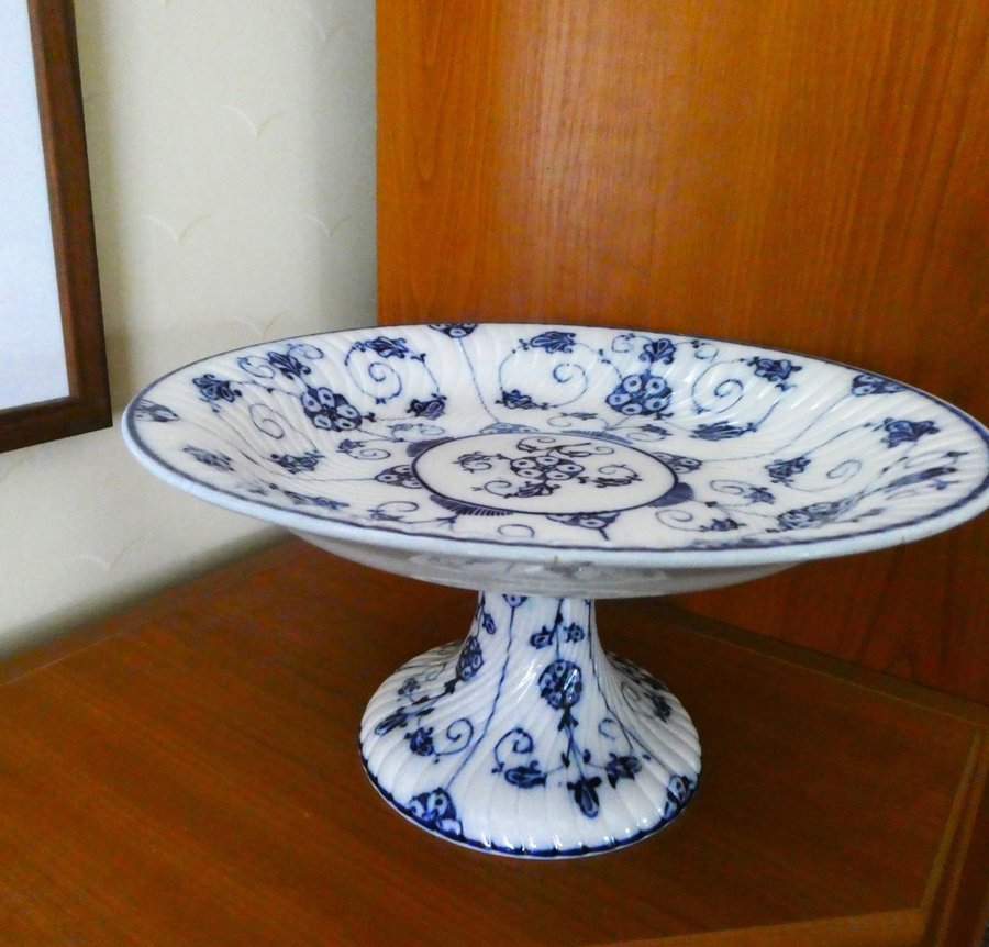 Porslinsfat med fot Villeroy  Boch Dresden Musselmalet dekor 1900 tal