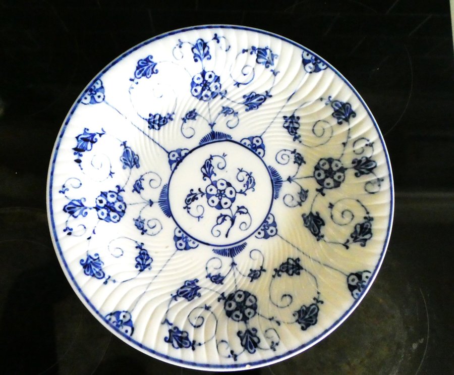 Porslinsfat med fot Villeroy  Boch Dresden Musselmalet dekor 1900 tal