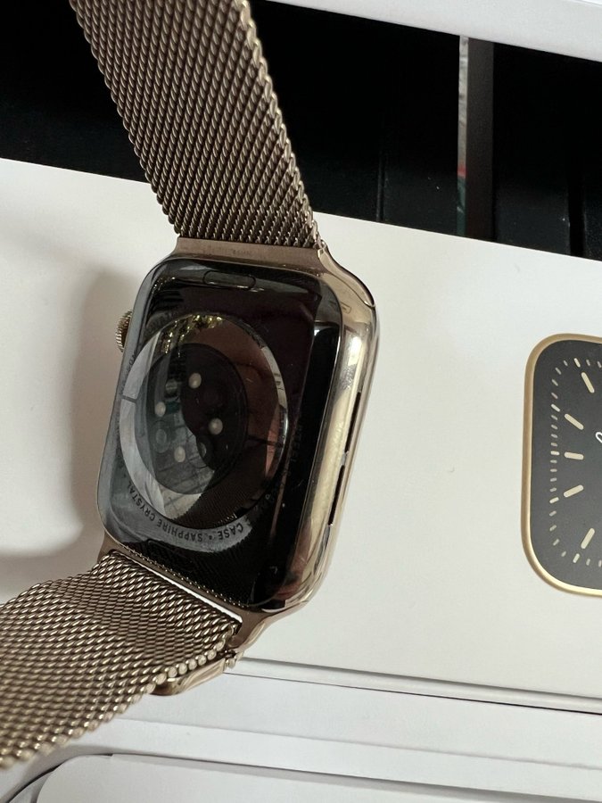 Apple Watch Series 6 44mm GPS+Cellular (guld stål/guld Mil. loop)