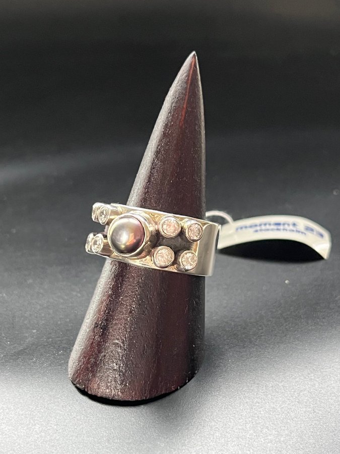 MOMENT23 RING HANDGJORD I SILVER M PÄRLOR O CZ STL 19,5 MM NY