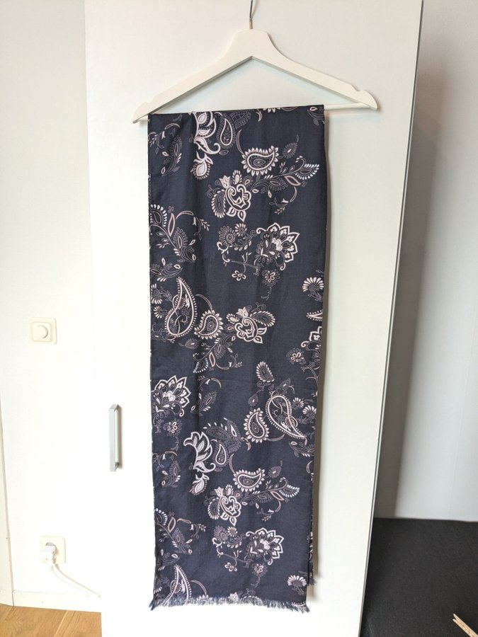 Mörkblå sjal med Paisley mönster med blommor