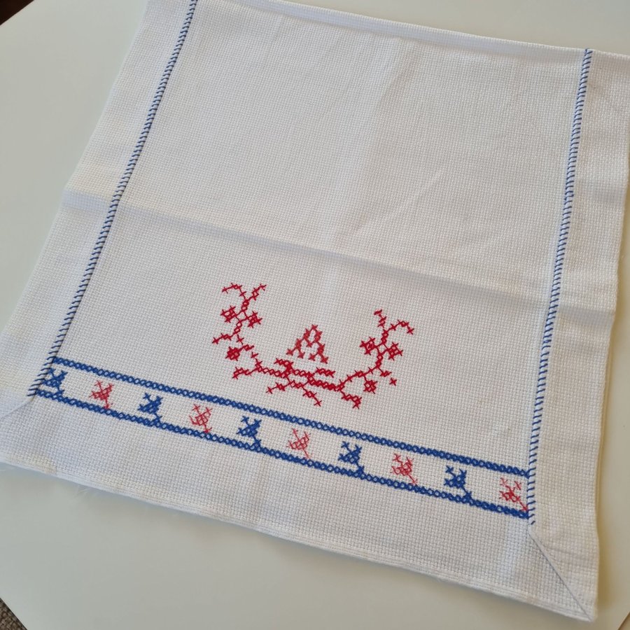 Fin Duk, väggbonad, löpare. Handbroderad. Lantlig, retro, SAMFRAKT