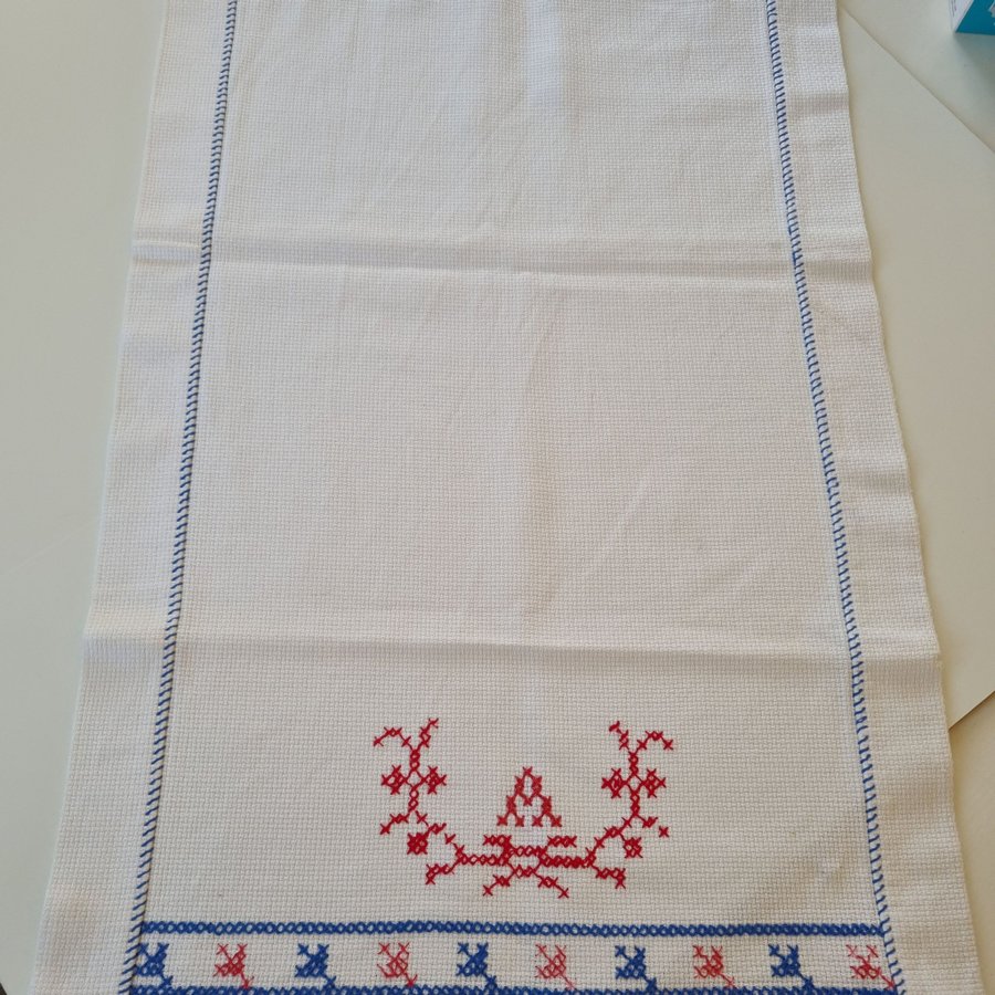 Fin Duk, väggbonad, löpare. Handbroderad. Lantlig, retro, SAMFRAKT