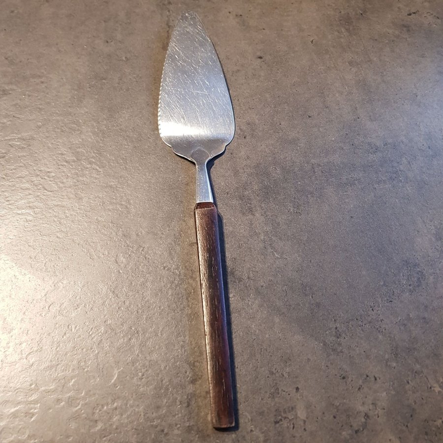 Tårtkniv,retro,Nilsjohan,Sweden,rostfritt stål med träskaft.Tandad kniv.L.26,5 c