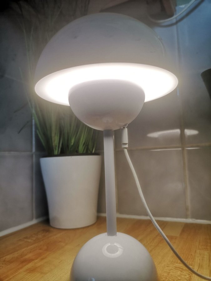 Snygg bordslampa i vitt