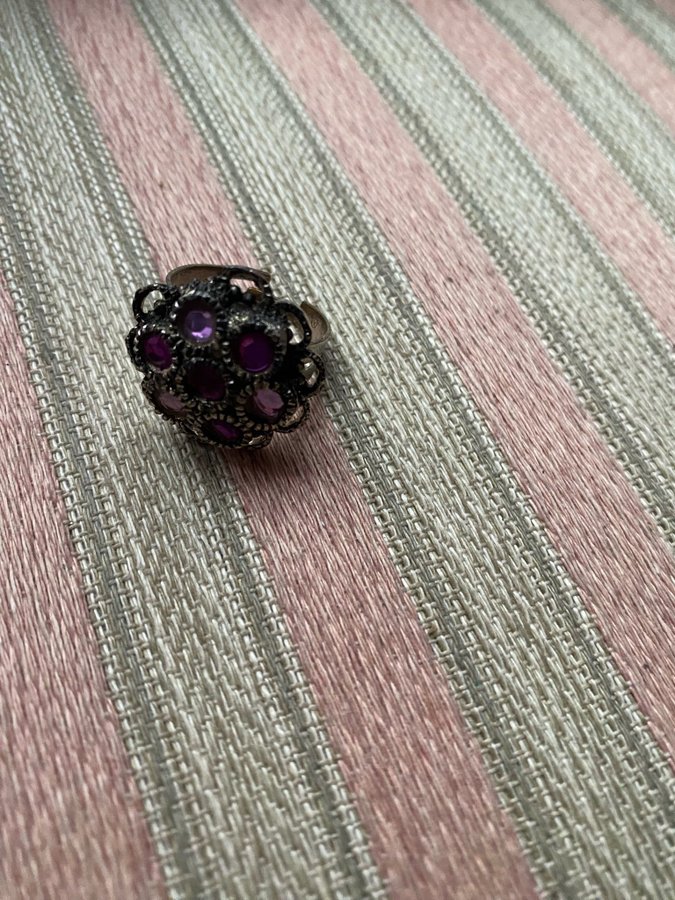 Vacker ring med lila stenar i fint design vintage