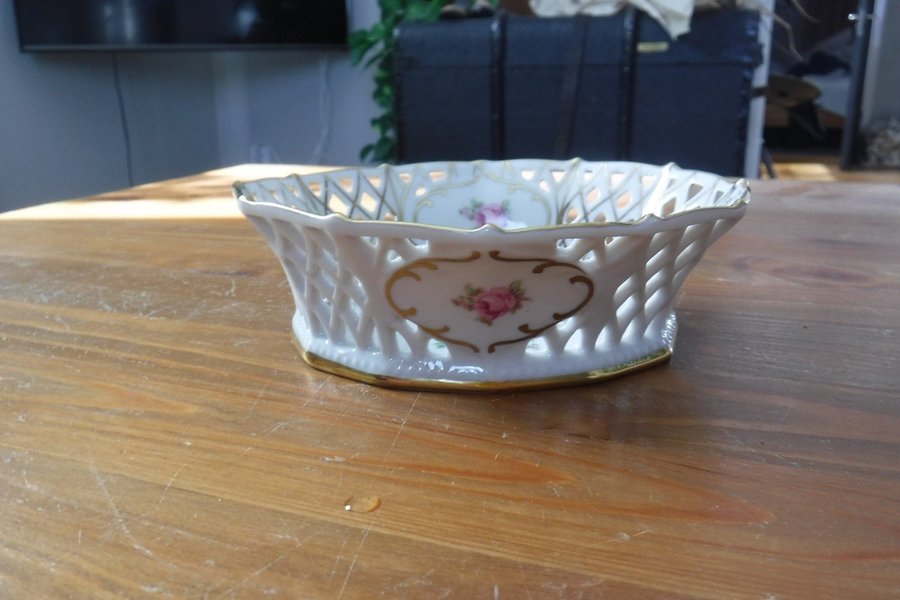 Mycket fin liten gallerskål från real handcut Schumann China