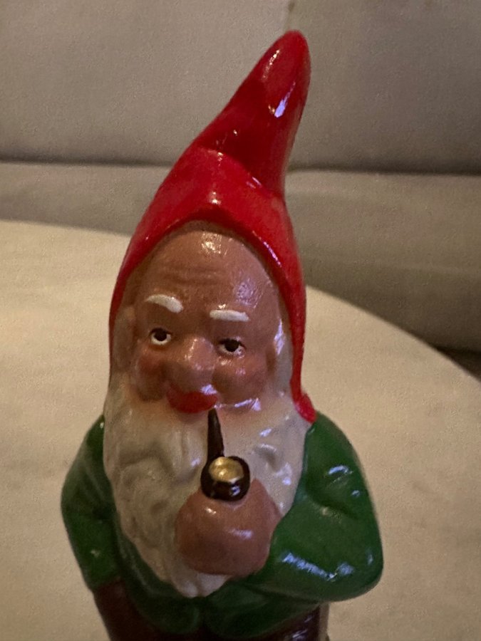 Tomte i keramik med pipa