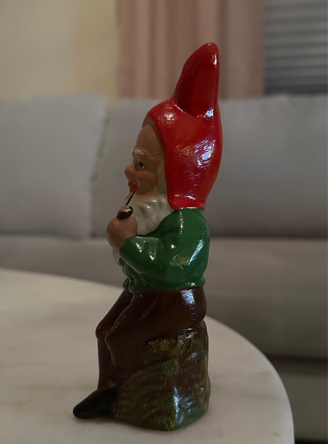 Tomte i keramik med pipa