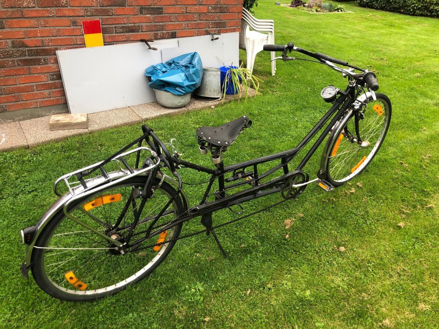 Svart lång 28 tums cykel (eget bygge)