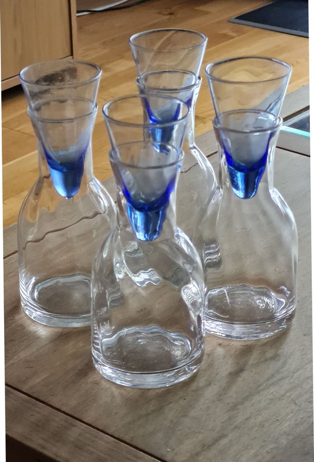 4 glaskaraffer med snapsglaset som kork / Blått glas / RBA Olofström / För baren