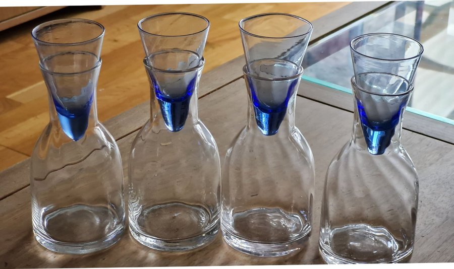 4 glaskaraffer med snapsglaset som kork / Blått glas / RBA Olofström / För baren