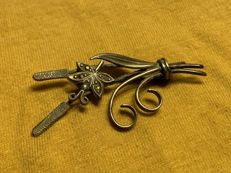 Gammal brosch, silver, markasiter, fjäril