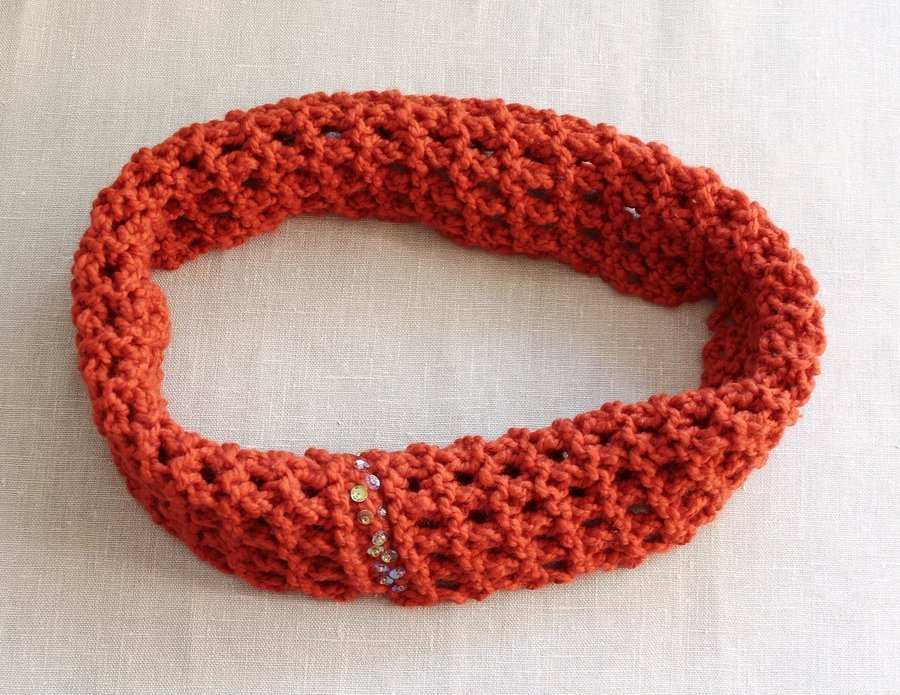 Orange halsduk i cowl-modell