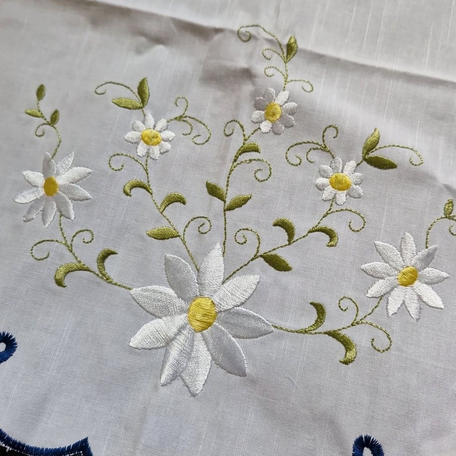 Broderad vacker duk av blommor på linne 93cm