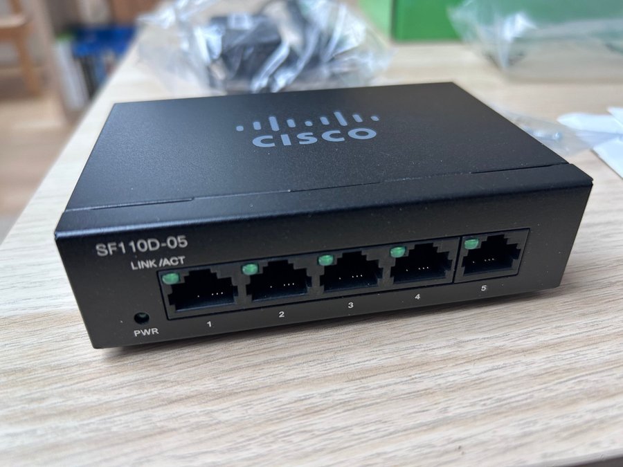 Cisco SF110D-05 5-Port 10/100 Desktop Switch