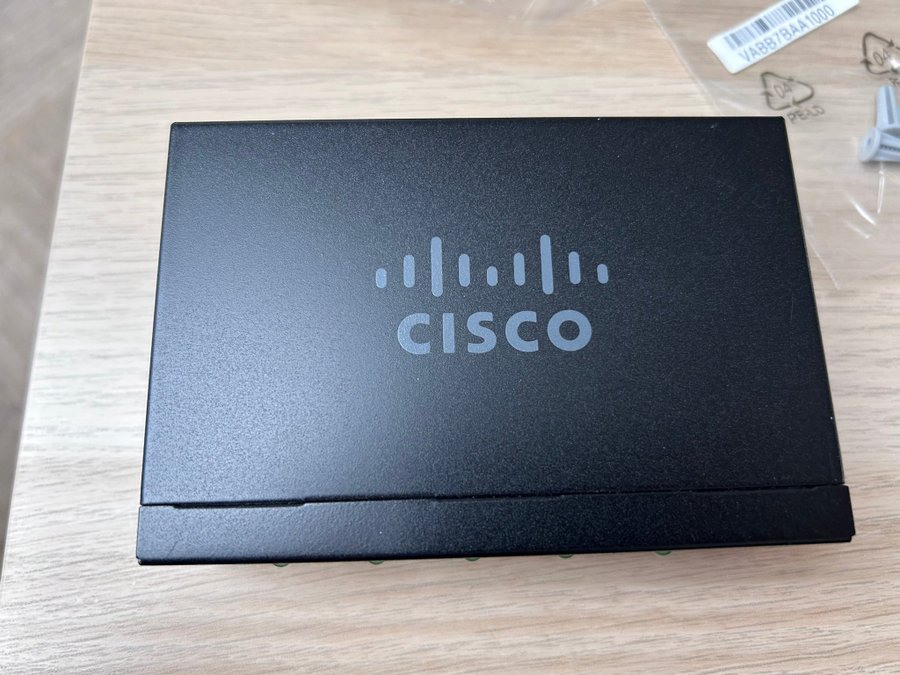 Cisco SF110D-05 5-Port 10/100 Desktop Switch