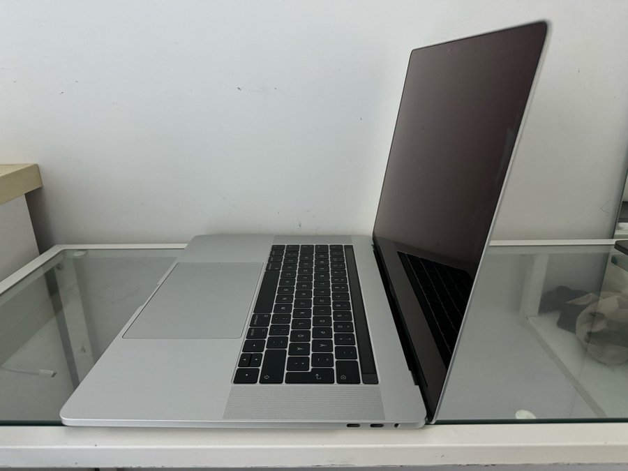 MacBook Pro 2017 16/512 i7