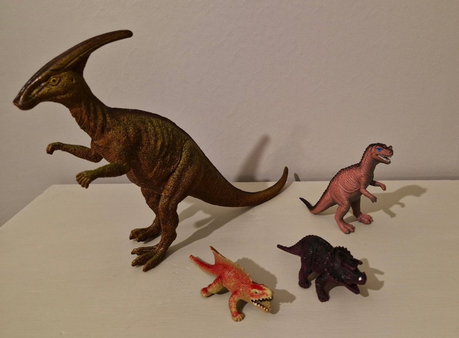 4 stycken dinosauriefigurer